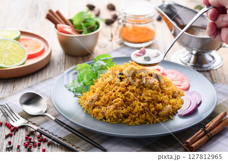インド料理 チキンビリヤニとライタ ( インド風ヨーグルトサラダ ) インド料理 チキンビリヤニとライタ ( インド風ヨーグルトサラダ ) 127812965