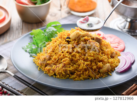 インド料理 チキンビリヤニとライタ （ インド風ヨーグルトサラダ ） 127812966