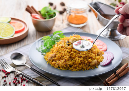 インド料理 チキンビリヤニとライタ ( インド風ヨーグルトサラダ ) インド料理 チキンビリヤニとライタ ( インド風ヨーグルトサラダ ) 127812967