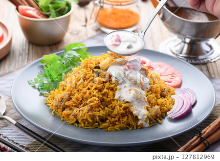 インド料理 チキンビリヤニとライタ （ インド風ヨーグルトサラダ ） 127812969