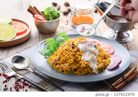 インド料理 チキンビリヤニとライタ ( インド風ヨーグルトサラダ ) インド料理 チキンビリヤニとライタ ( インド風ヨーグルトサラダ ) 127812970