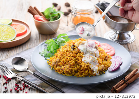 インド料理 チキンビリヤニとライタ （ インド風ヨーグルトサラダ ） 127812972