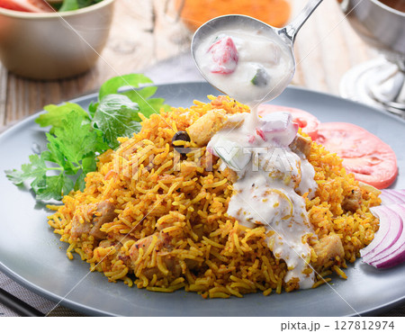 インド料理 チキンビリヤニとライタ ( インド風ヨーグルトサラダ ) インド料理 チキンビリヤニとライタ ( インド風ヨーグルトサラダ ) 127812974