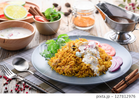 インド料理 チキンビリヤニとライタ （ インド風ヨーグルトサラダ ） 127812976
