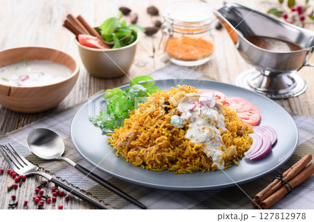 インド料理 チキンビリヤニとライタ ( インド風ヨーグルトサラダ ) インド料理 チキンビリヤニとライタ ( インド風ヨーグルトサラダ ) 127812978