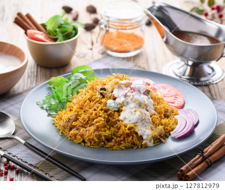 インド料理 チキンビリヤニとライタ ( インド風ヨーグルトサラダ ) インド料理 チキンビリヤニとライタ ( インド風ヨーグルトサラダ ) 127812979
