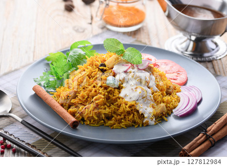 インド料理 チキンビリヤニとライタ （ インド風ヨーグルトサラダ ） 127812984