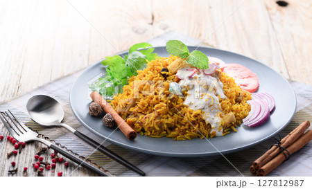 インド料理 チキンビリヤニとライタ （ インド風ヨーグルトサラダ ） 127812987