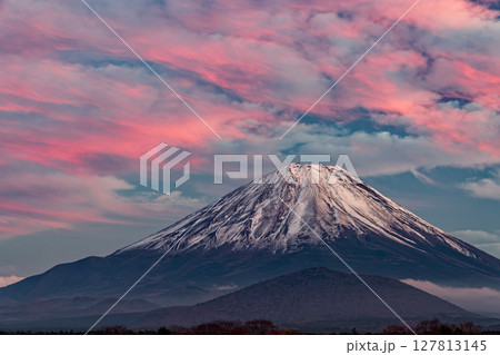 精進湖畔から見る残照の富士山 127813145