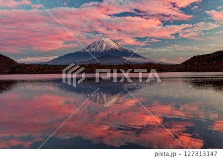 精進湖畔から見る残照の富士山 精進湖畔から見る残照の富士山 127813147