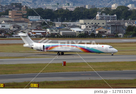 着陸後、ターミナルに向かう飛行機 着陸後、ターミナルに向かう飛行機 127813251