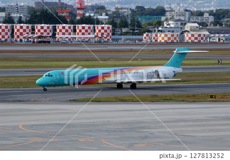 着陸後、ターミナルに向かう飛行機 127813252