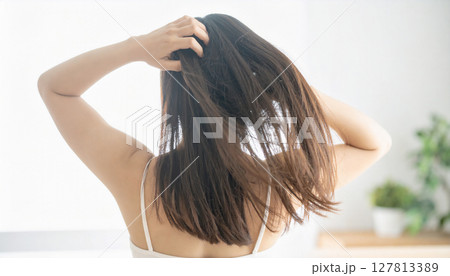 髪の毛を整えている女性のイメージ 127813389
