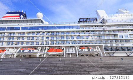 大桟橋に停泊中の飛鳥Ⅲ 127815153