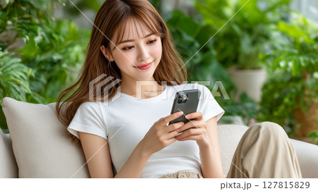 スマホを操作するリラックス女性 スマホを操作するリラックス女性 127815829