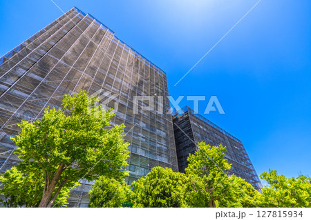 日本の横浜都市景観　マンションの補修や点検等、足場や防護ネットなど。ネットの外に衛星アンテナが… 127815934