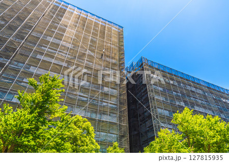 日本の横浜都市景観　マンションの補修や点検等、足場や防護ネットなど。ネットの外に衛星アンテナが… 127815935