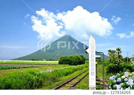 日本最南端の駅と開聞岳 127816203