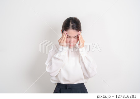 Business Woman having headache and Dizzy for concepts of Chronic Stress, Headache and Migraine, World Brain Tumor day, Brain Cancer, Brain Stroke, Dementia, alzheimer, Hypotension and mental health 127816283