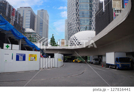 新宿駅西口 新宿駅 駅前 広場 再開発 127816441