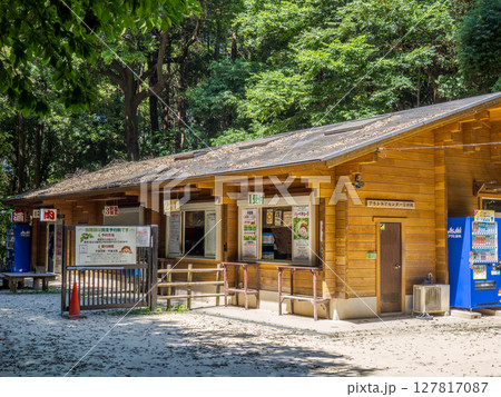 バーベキュー場「こもれびの森 アウトドアセンター」受付棟（千葉県松戸市 21世紀の森と広場内） 127817087