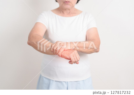 Elderly Woman having wrist pain for Carpal Tunnel Syndrome, Wrist Tendinitis, muscle ache, De Quervain s tenosynovitis, Hand Osteoarthritis, Parkinson disease and Senior health care concept Elderly Woman having wrist pain for Carpal Tunnel Syndrome, Wrist Tendinitis, muscle ache, De Quervain s tenosynovitis, Hand Osteoarthritis, Parkinson disease and Senior health care concept 127817232