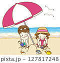 浜辺で遊ぶ幼い二人 127817248