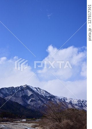 大町市風景~鹿島大橋から冠雪した山を眺める~ 大町市風景~鹿島大橋から冠雪した山を眺める~ 127817301