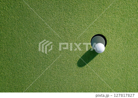 グリーンの上に置かれたゴルフボール 127817827
