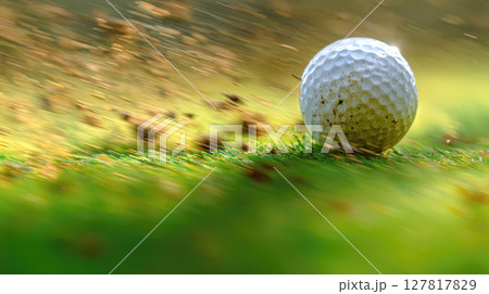 フェアウェイに転がるゴルフボール 127817829