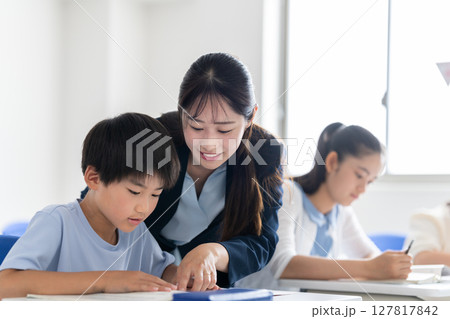塾で集中して勉強する子供達 塾で集中して勉強する子供達 127817842
