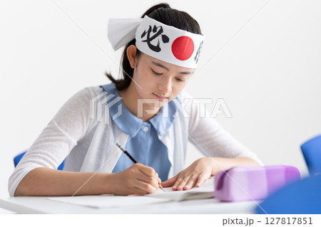 必勝のはちまきをして勉強する生徒 127817851