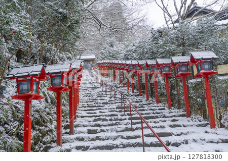 冬の京都　貴船神社　春日灯籠が並ぶ美しい参道 127818300