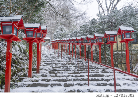 冬の京都　貴船神社　春日灯籠が並ぶ美しい参道 127818302