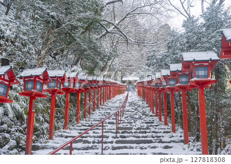 冬の京都　貴船神社　春日灯籠が並ぶ美しい参道 127818308