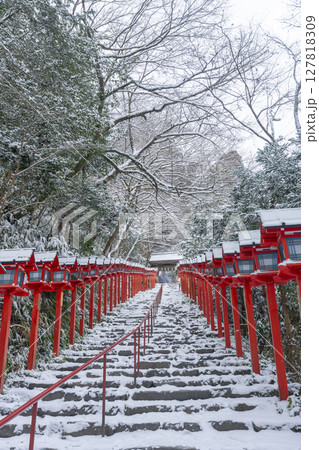 冬の京都　貴船神社　春日灯籠が並ぶ美しい参道 127818309