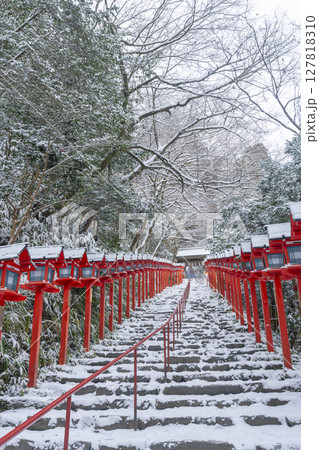 冬の京都 貴船神社 春日灯籠が並ぶ美しい参道 冬の京都 貴船神社 春日灯籠が並ぶ美しい参道 127818310