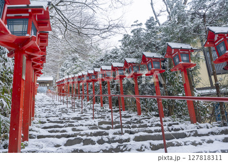 冬の京都 貴船神社 春日灯籠が並ぶ美しい参道 冬の京都 貴船神社 春日灯籠が並ぶ美しい参道 127818311