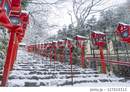 冬の京都　貴船神社　春日灯籠が並ぶ美しい参道 127818312