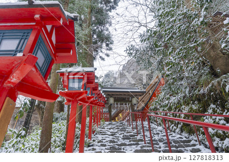 冬の京都　貴船神社　春日灯籠が並ぶ美しい参道 127818313