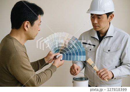 施工現場で色見本を見ながら話す作業員と現場監督 127818399