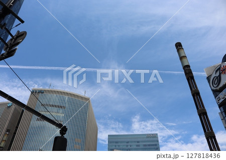 ビルの谷間からひこうき雲 127818436