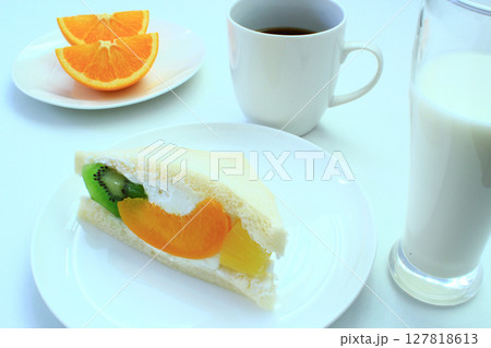 ヘルシーな朝食 127818613