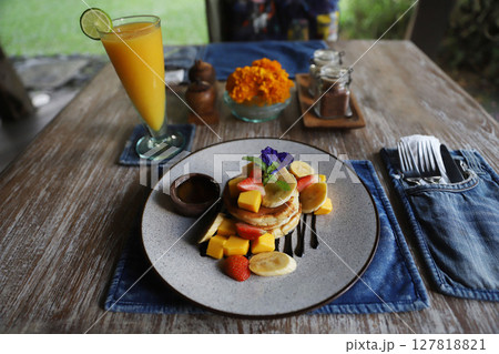 バリ島　スミニャック　カフェ 127818821