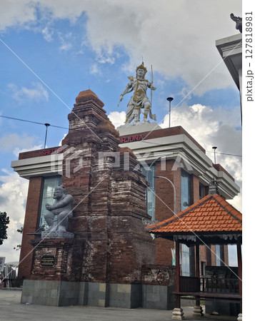 バリ島　スミニャックビーチ 127818981