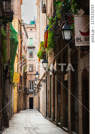 ヨーロッパの路地風景 バルセロナ ヨーロッパの路地風景 バルセロナ 127819293