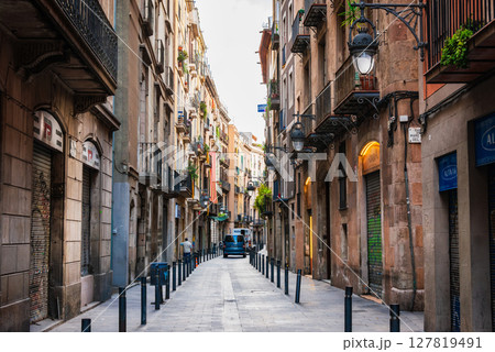 スペイン　バルセロナ旧市街の町並み 127819491