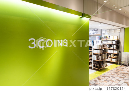 3COINS アトレ吉祥寺店でショッピング　東京都武蔵野市吉祥寺南町 127820124