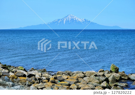 利尻富士をバックにオロロンラインの海岸から望む日本海の絶景 127820222