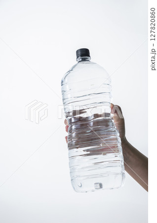 冷たいペットボトルを持つ男性の手 127820860